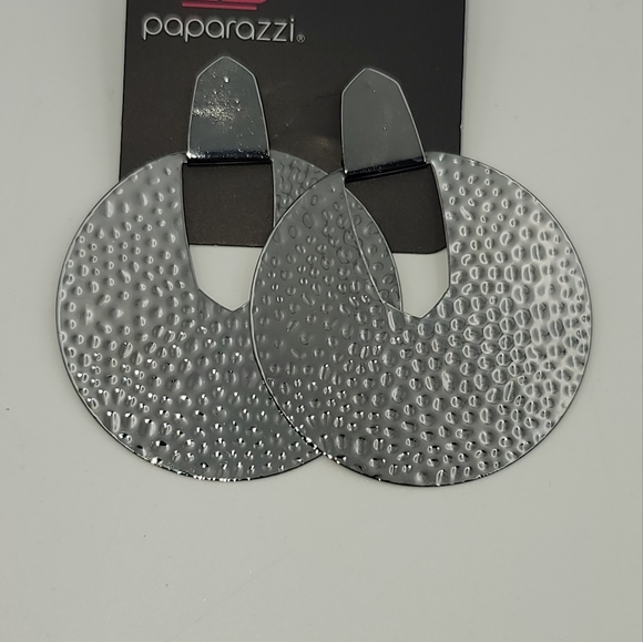 Paparazzi Bold Intentions Black post earrings - Picture 4 of 4